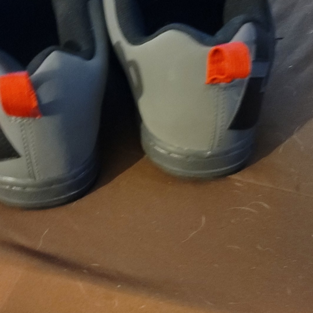Shoe's - Picture 3 of 3